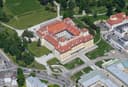 Schloss Esterházy in Eisenstadt aus der Luft mit Innenhof, roten Dächern und Schlossplatz