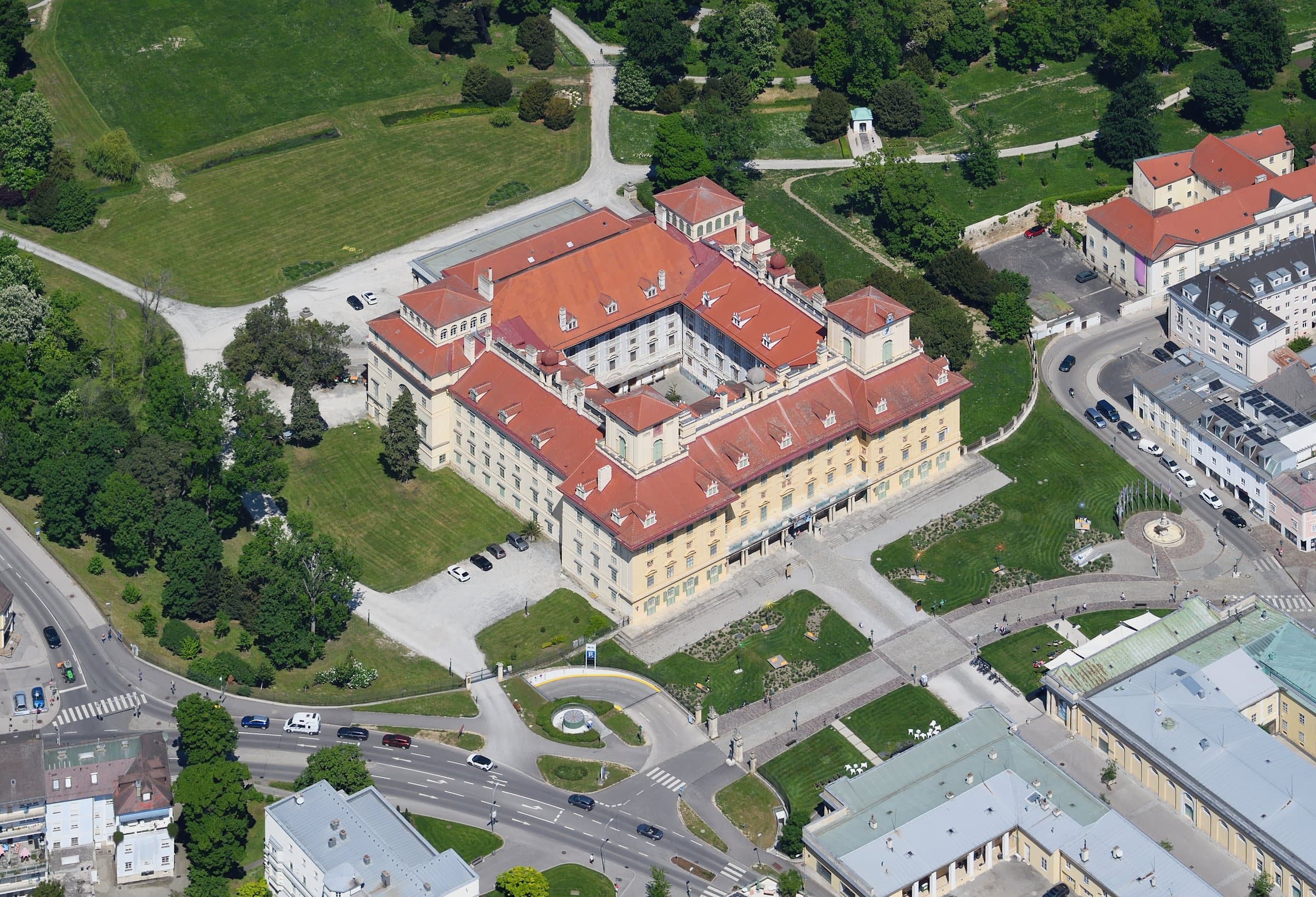 Schloss Esterházy in Eisenstadt aus der Luft mit Innenhof, roten Dächern und Schlossplatz