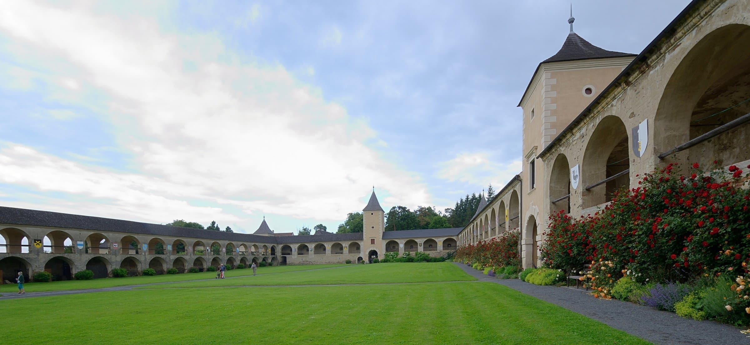 Grüner Turnierhof der Rosenburg mit umlaufenden Arkaden
