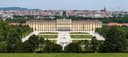 Schloss Schönbrunn und seine Gartenanlage mit Wien im Hintergrund