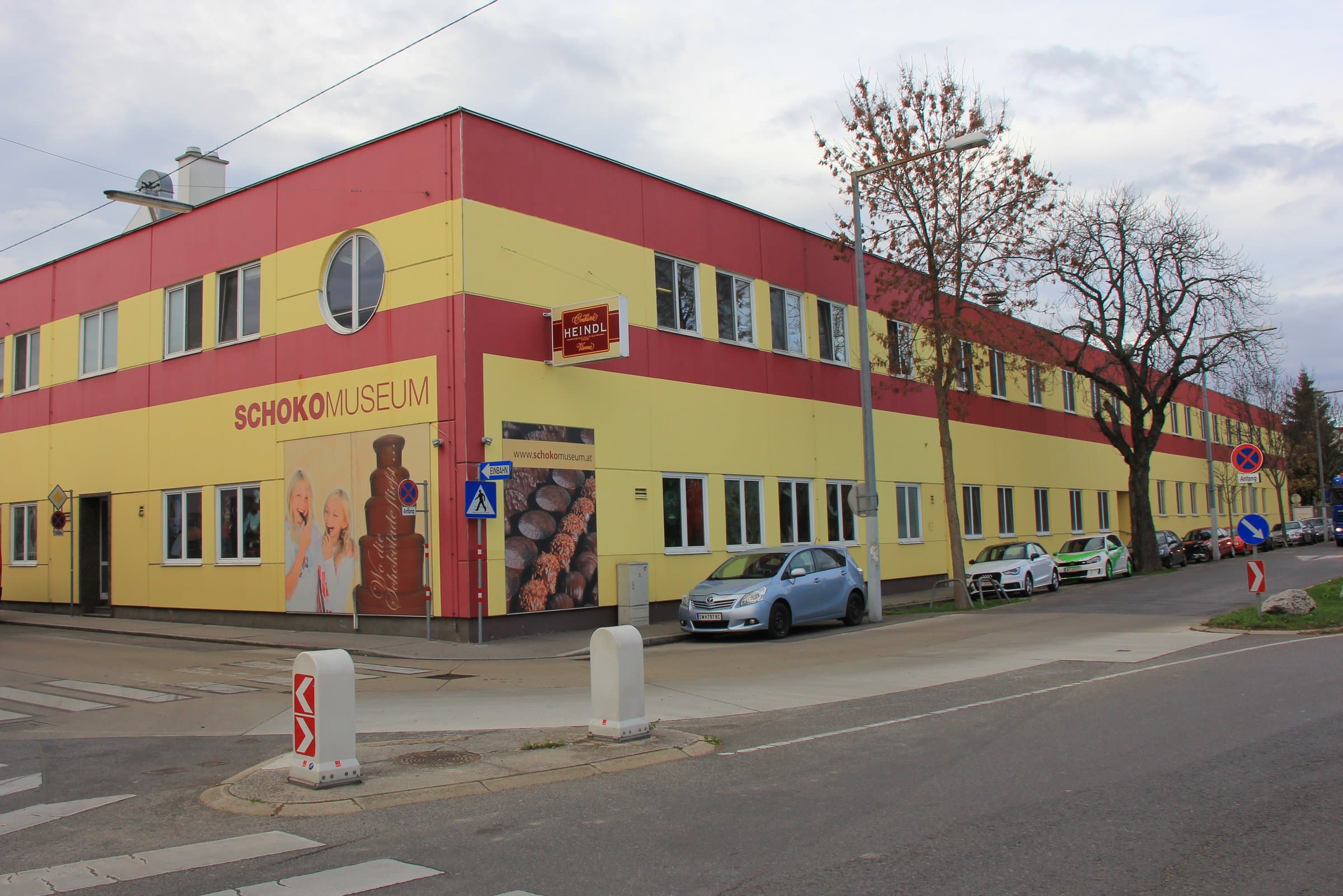 Gelb-rotes Gebäude der Schokoladenfabrik Heindl mit SchokoMuseum