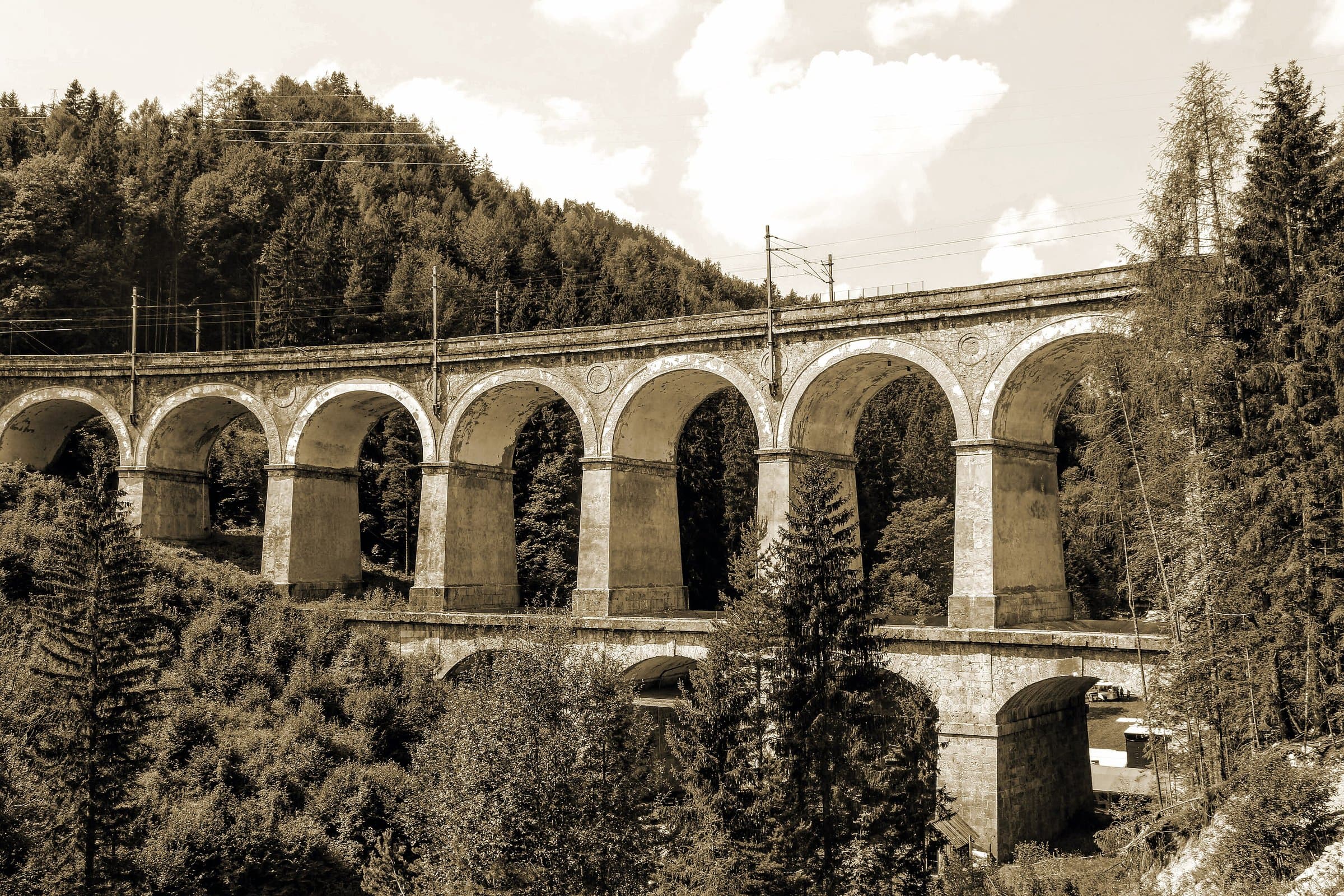 Zweistöckiger Kalte-Rinne-Viadukt der Semmeringbahn zwischen bewaldeten Hängen