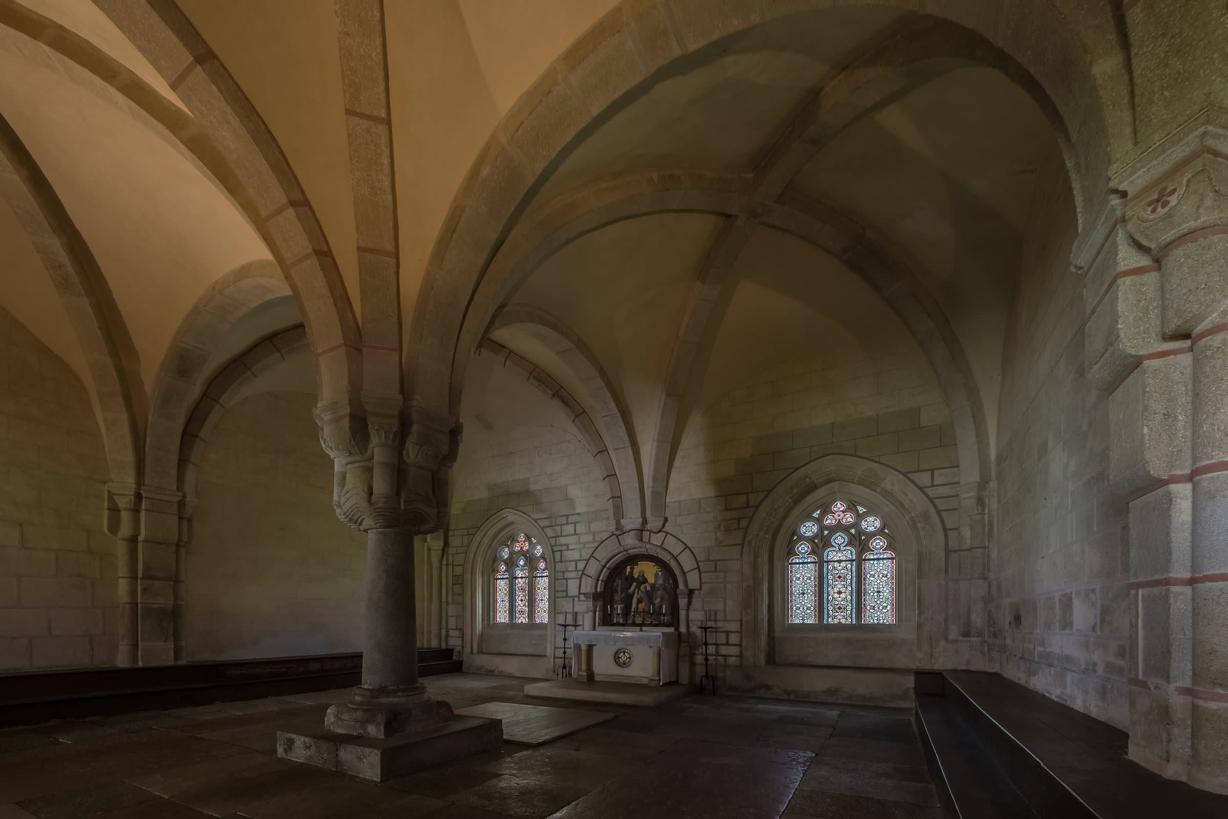 Steingewölbe, Rundsäule und bunte Glasfenster im Kapitelsaal von Stift Zwettl