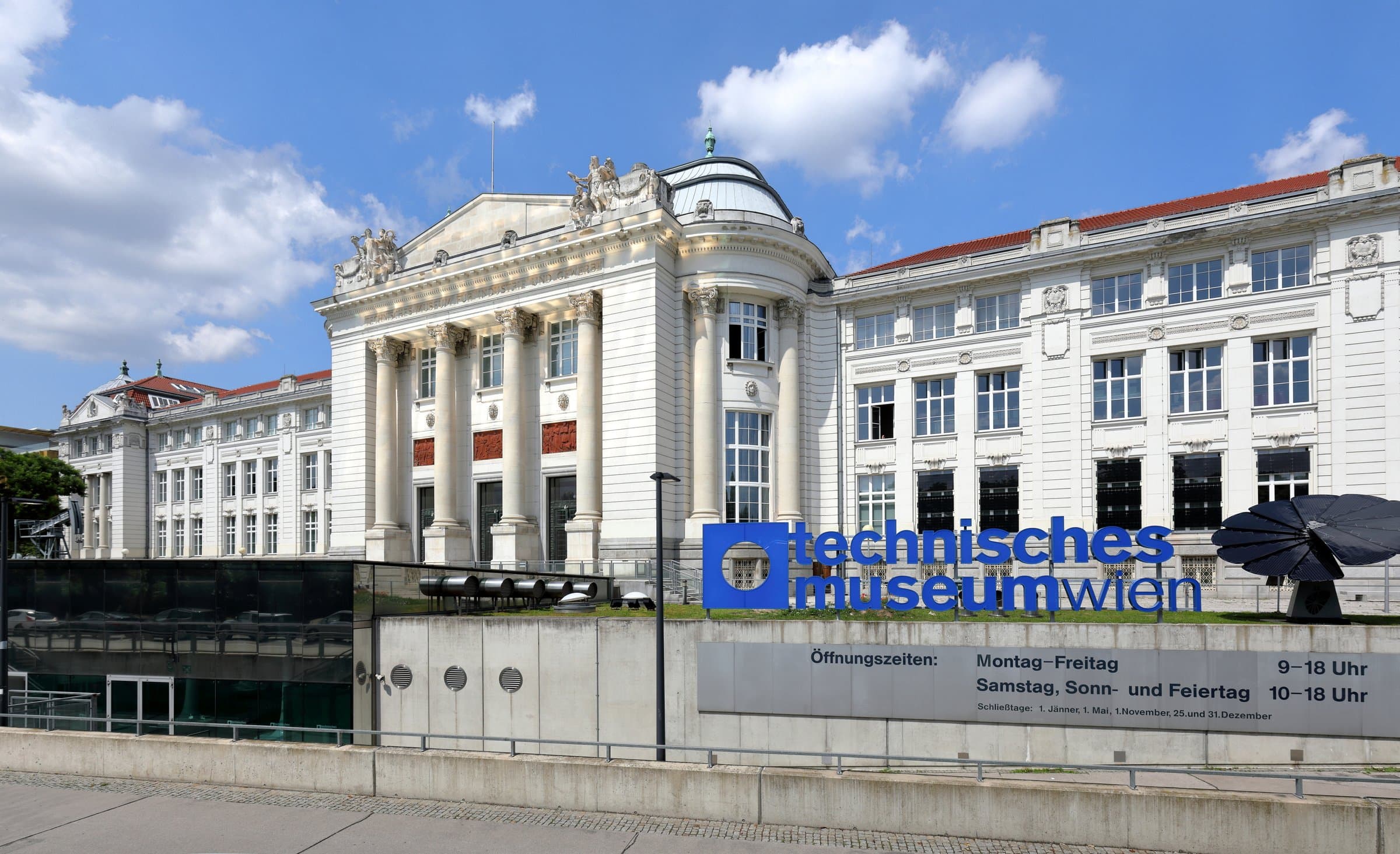 Hauptfassade des Technischen Museums Wien mit verglastem Eingangsbereich