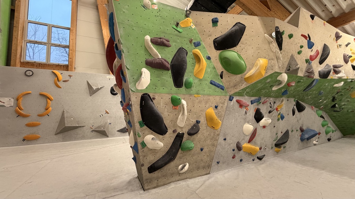 Boulderwand in der Kletterhalle Marswiese